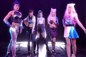 伞皇携手猫皇扮演KDA女团！肉装卡莎令网友破防，直呼好家伙图片