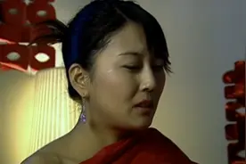 农村女孩逛街试衣服，被营业员看不起侮辱，怎料一张卡直接打脸图片