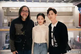 黄磊女儿黄多多真了不得，衬衫牛仔裤，14岁气质清冷像极了妈妈图片