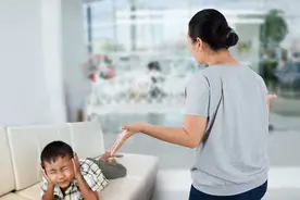 孩子犯错后，责骂变成教育的通病，让孩子认识错误，才能知错就改图片