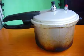 大妈用高压锅煮粥，整个厨房被炸毁！网友：这种锅家里有它没我图片