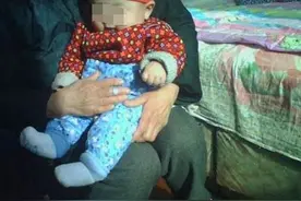 1岁女孩经常喊身体疼，送到医院检查后，医生：是奶奶的错图片