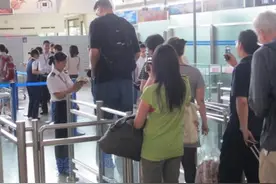 不看合影照不知道姚明体型有多“巨人”！300斤奥胖都小鸟依人图片