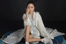 包文婧不惧辣妈标签，大胆做自己随意切换新奇造型，帅气又美丽图片