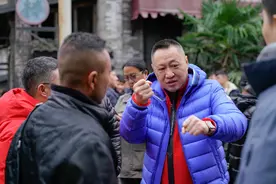毛卫宁拍《霞光》尝试混搭，谍战+喜剧也要符合生活逻辑图片