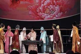 越剧《碧玉簪》在长春文庙广场上演图片