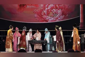 越剧《碧玉簪》在长春文庙广场上演图片