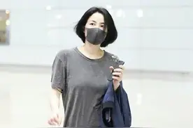 服了王菲的“迷”之衣品，穿着“破布烂衫”就出门，全靠气质撑着图片