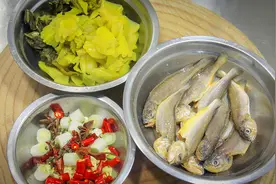 厨师长教你做酸菜小黄鱼，又嫩又鲜，开胃下饭，接地气的家常菜视频封面