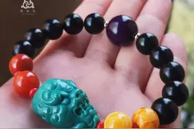 这种小众玩意儿，十分适合男生手串做配饰，好看又霸气图片