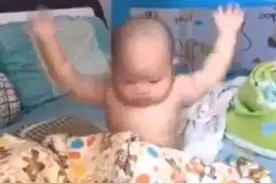 趁宝宝在睡觉，妈妈偷偷给他剃了个光头，醒来后的反应让宝妈笑翻图片