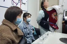 “鬼火少年”在马路上骑车炫技，结果民警一来，哑火了图片