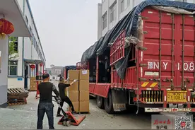 荆州思创科技35万只KN95口罩发往美国、比利时！图片