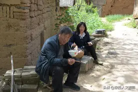 山村夫妻带干粮回家种地，守着500年大黄楝树，曾经却没油吃图片