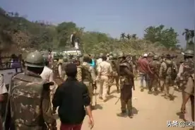 机枪扫射警察，伤亡惨重！印度爆发内战：4000突击队急忙开往前线图片