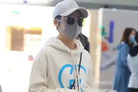 吴京爆火谢楠也变高调，一件卡通卫衣就要1万多，气质还像小姑娘图片