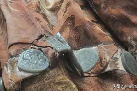 北京发现古墓，墓主人脚有六趾，竟然还身穿龙袍图片