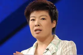 被学生轰下台的于丹，现状如何？跌落神坛的日子里，丈夫这样做图片
