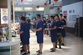 感动！救援人员着便装悄悄购买胡辣汤 周口东服务区免费赠送图片