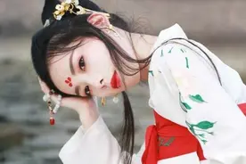 余光中的绝唱，没有人比他写得更好，精灵一样的文字：听听那冷雨图片
