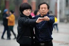 55岁女人自述：跳广场舞两个月虽说快乐，但我感到没脸见人了图片
