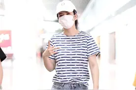 黄奕走机场，蓝白条纹T恤配牛仔裤简洁清爽，大步流星很利落图片