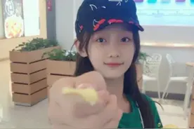 看了“赵薇女儿”近照，难怪整个娱乐圈都在盼望着她长大图片