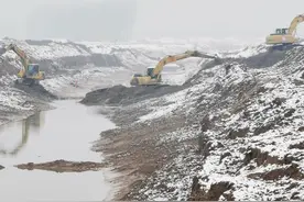 洙赵新河上游段和东鱼河治理河道疏挖工程会战正酣图片