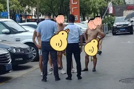长沙华海3c广场有多名男子在烈日下裸奔，物业：保安已经出面制止并报警图片