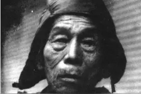 82年四川一农民登基称帝，封妻为后纳6名村姑为妃，组建70人军队图片