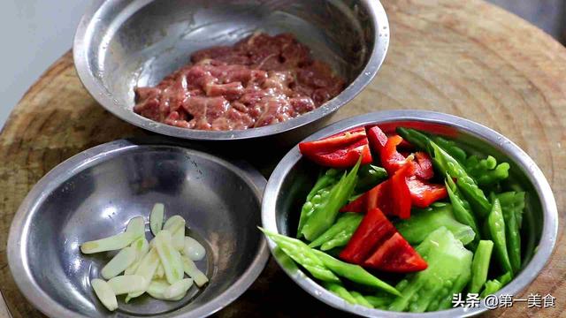 厨师长分享苦瓜炒牛肉家常做法，牛肉鲜嫩不老，苦瓜爽脆入味