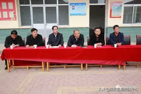 吴国峻在下乍村现场办公会上要求 坚持党的群众路 线以实干苦干赢得群众的信任和拥护图片