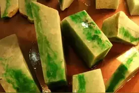 翡翠手镯带点绿色您就喊贵？赌石师傅都在喊冤图片