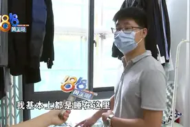 有床不睡 睡飘窗，说是对床有了阴影图片
