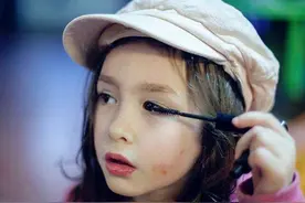 10后女孩“直播化妆”，妆前妆后颜值差异过大，网友感叹太成熟图片