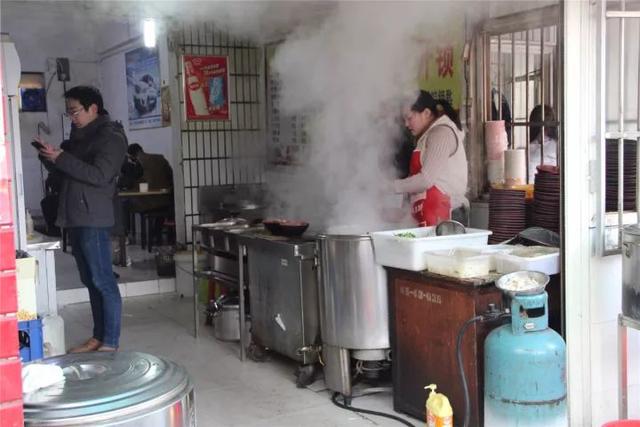 「十堰美食」排队365天,90%的十堰人都吃过的这碗面,却很少人知道它还有家分店