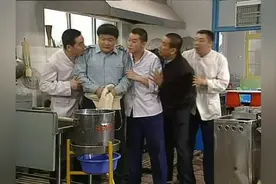 炊事班的故事1-28：指导员带魏站长到炊事班锻炼，吓坏了班长图片