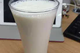 睡前喝牛奶，会对身体损伤很大？有关喝牛奶的误区，应尽量避开图片