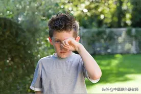 边看手机边吃饭，3岁幼童近视300度图片