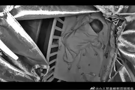 宝宝在床上挣扎求生一小时，妈妈在群里问大家要不要进去看看图片