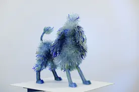 彩色玻璃碎片构建出自然灵动的动物雕塑图片