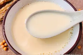 做豆浆时，黄豆直接打成浆是错的！做好关键的一步，豆浆又香又浓图片