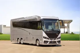 超大豪华A型奔驰房车，拥有三个拓展舱，车尾还能装保时捷911图片