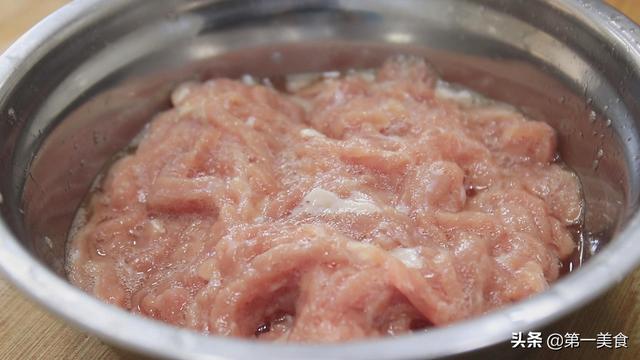 大厨教你水作牛肉丝的家常做法，食材简单，香辣可口，好吃又下饭