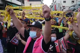 罢韩团体从韩流起源地出发，旗山火车站布满黄丝带图片