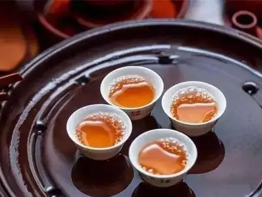 温水闷泡、坐杯、慢出水，伪装劣质白茶的三种方式