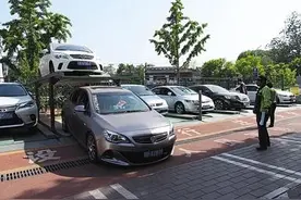 教授对“停车欠费1元罚200元”提建议，获全国人大回应图片