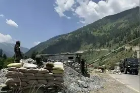 印度边防军布防曝光，沙袋掩体处处可见，网友：一颗手榴弹的事情图片