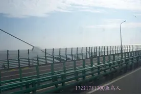 彩虹色的跨海大桥图片