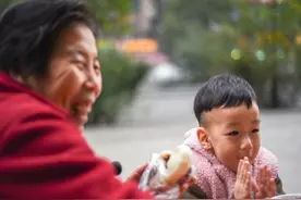 孩子普遍更亲奶奶，别怪孩子“养不熟”，只是因为姥姥做不到这些图片